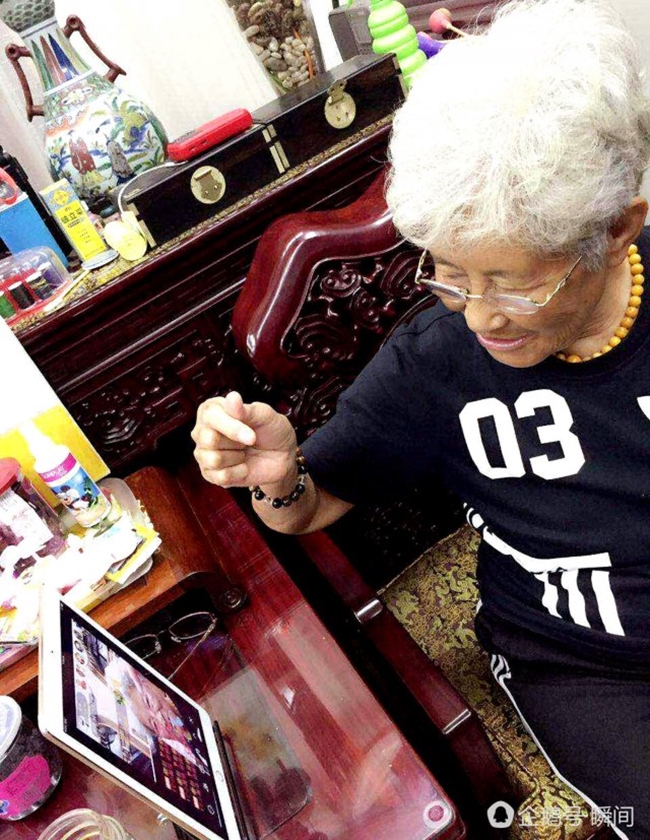 Cụ b&agrave; 81 tuổi s&agrave;nh điệu d&ugrave; kh&ocirc;ng d&ugrave;ng h&agrave;ng hiệu, mỗi lần livestream c&oacute; tới 240.000 người chăm ch&uacute; d&otilde;i theo - Ảnh 6.