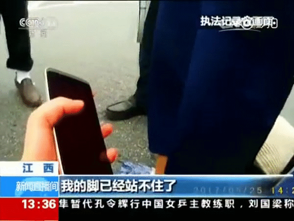 Trung Quốc: Thoát chết thần kỳ ngay trước mũi xe container, sau khi văng khỏi xe ô tô gặp nạn - Ảnh 3.