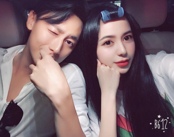 Khoe ảnh t&igrave;nh tứ c&ugrave;ng nhau, phải chăng đ&acirc;y l&agrave; bạn g&aacute;i mới của Rocker Nguyễn? - Ảnh 1.