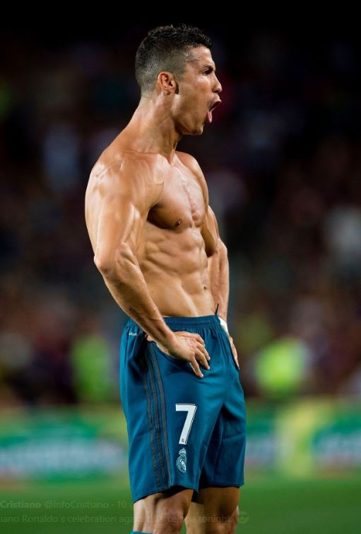 Fan lại gục đổ trước màn khoe body của Ronaldo - Ảnh 2.