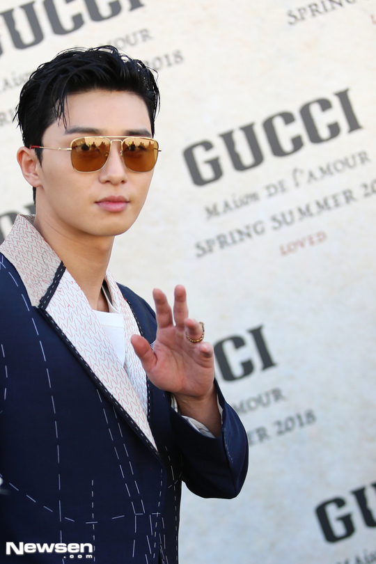 Dự show Gucci và diện đồ y hệt người mẫu, Park Seo Joon lép vế về chiều cao nhưng vẫn nổi bần bật - Ảnh 4.