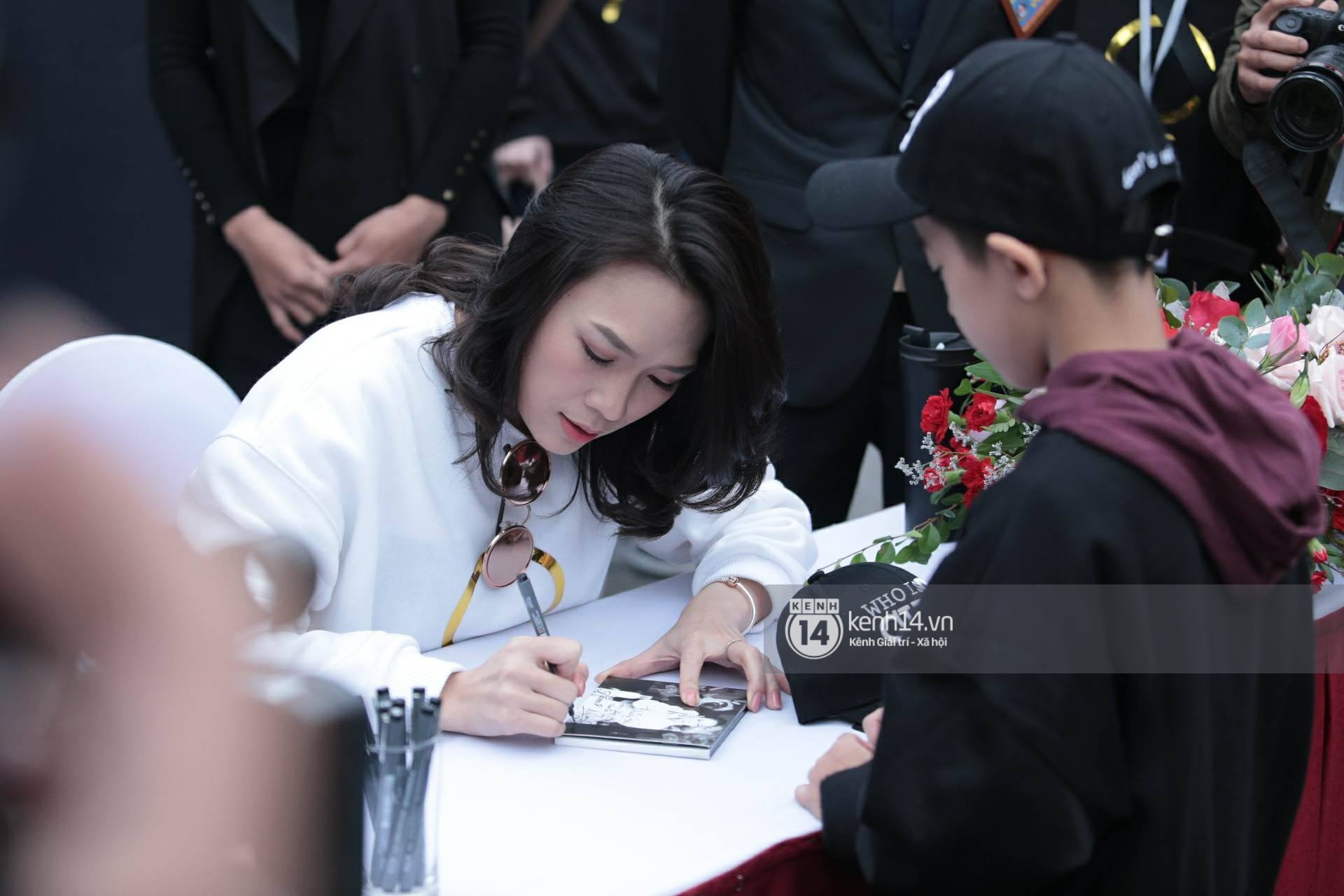 Người hâm mộ không ngừng hò reo phấn khích, phố đi bộ Hồ Gươm thất thủ khi Mỹ Tâm xuất hiện - Ảnh 12. Người hâm mộ không ngừng hò reo phấn khích, phố đi bộ Hồ Gươm thất thủ khi Mỹ Tâm xuất hiện - Ảnh 12.