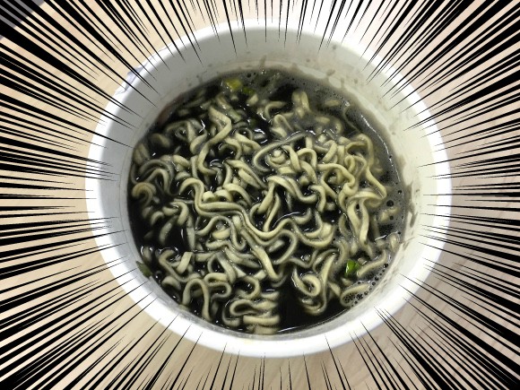 Năm ẩm thực đen lên ngôi, Nhật Bản lại tung ra mì cốc đen xì nhưng vị ngon hết ý - Ảnh 5.