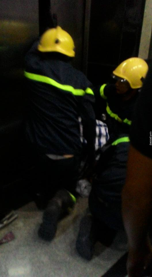 Clip: Lực lượng cứu hộ giải cứu người bị kẹt gần 1 tiếng trong thang máy ở Biên Hòa - Ảnh 2.