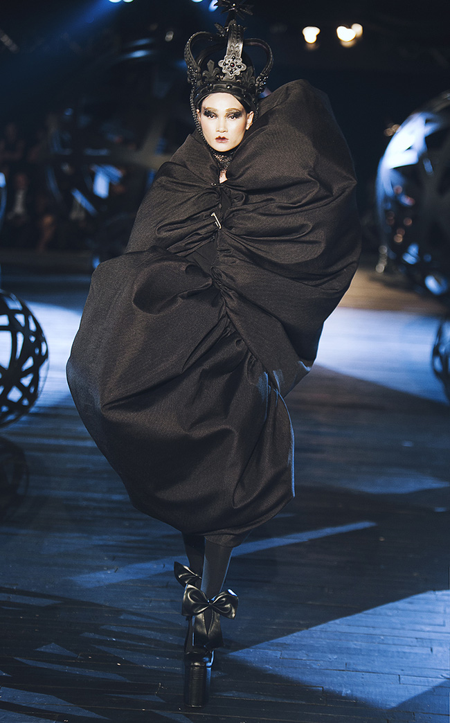 Kỳ lạ: Thiết kế mới nhất của Comme des Garçons giông giống sáng tạo của Đỗ Mạnh Cường - Ảnh 2.