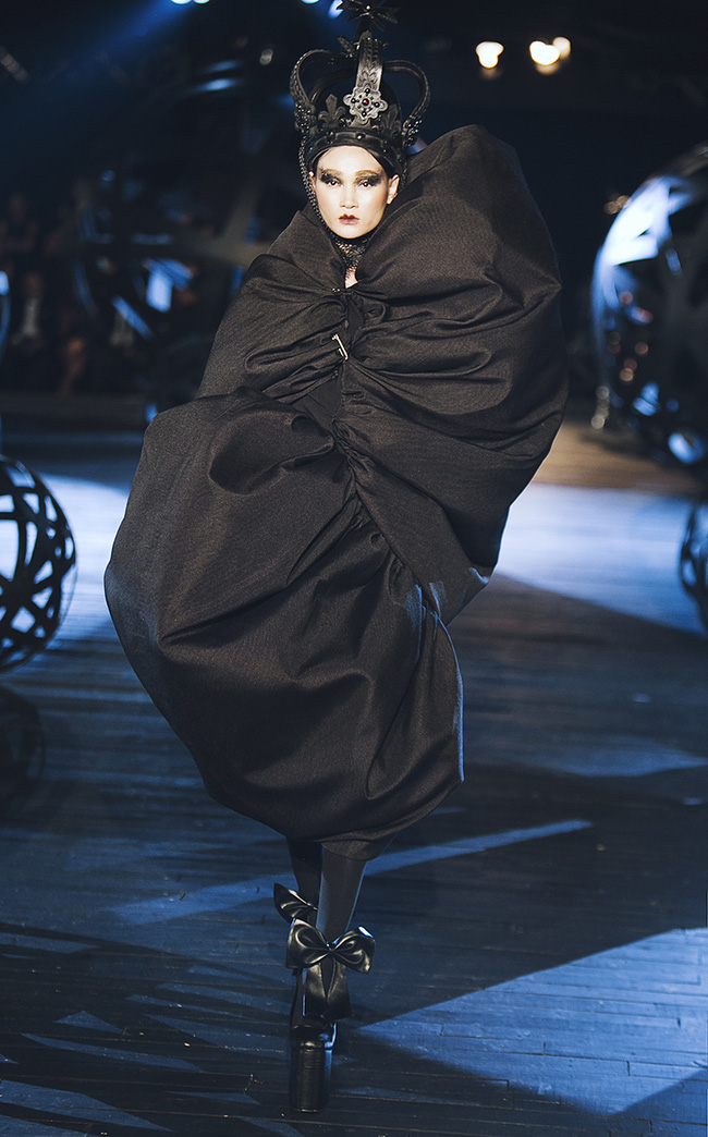 Kỳ lạ: Thiết kế mới nhất của Comme des Garçons giông giống sáng tạo của Đỗ Mạnh Cường - Ảnh 2. Kỳ lạ: Thiết kế mới nhất của Comme des Garçons giông giống sáng tạo của Đỗ Mạnh Cường - Ảnh 2.