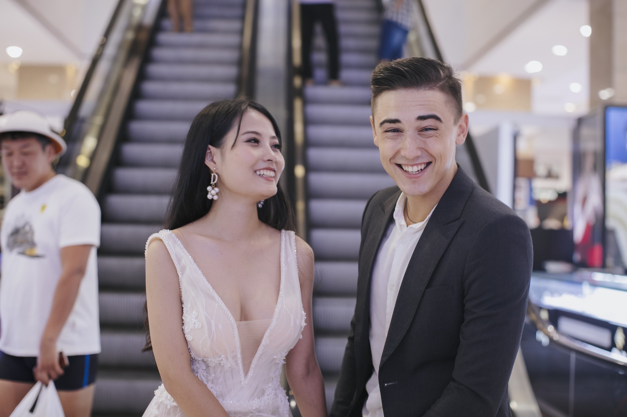Danh tính cặp đôi có chú rể Tây điển trai trong loạt ảnh hot nhất tuần qua đây rồi! - Ảnh 4. Danh tính cặp đôi có chú rể Tây điển trai trong loạt ảnh hot nhất tuần qua đây rồi! - Ảnh 4.