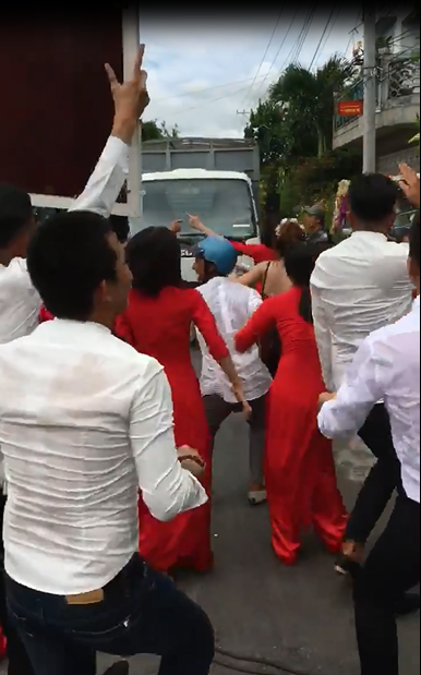 Clip: Đám cưới bị vui quá đà ở An Giang, ra cả giữa đường nhảy múa trêu xe tải - Ảnh 2.