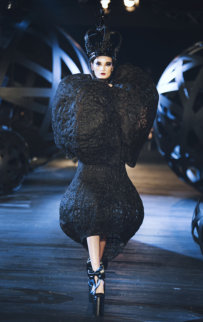 Kỳ lạ: Thiết kế mới nhất của Comme des Garçons giông giống sáng tạo của Đỗ Mạnh Cường - Ảnh 4. Kỳ lạ: Thiết kế mới nhất của Comme des Garçons giông giống sáng tạo của Đỗ Mạnh Cường - Ảnh 4.