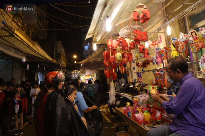 Chùm ảnh: Mưa lớn đêm trung thu, người Sài Gòn và du khách nước ngoài mặc áo mưa dạo phố lồng đèn - Ảnh 10.