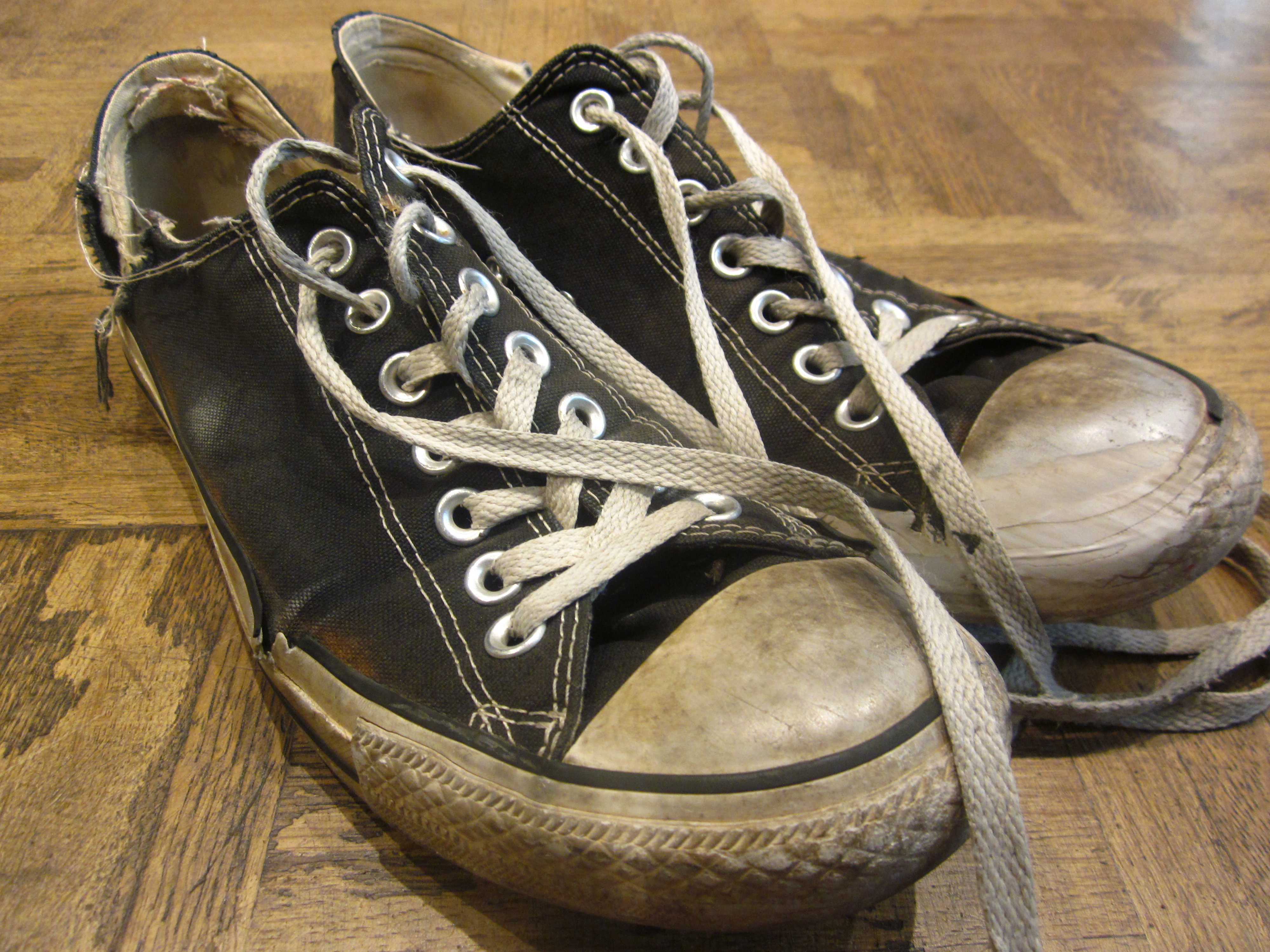 Обувь б г. Грязные кеды конверс. Старые кроссовки. Старые кеды. Старые ботинки.