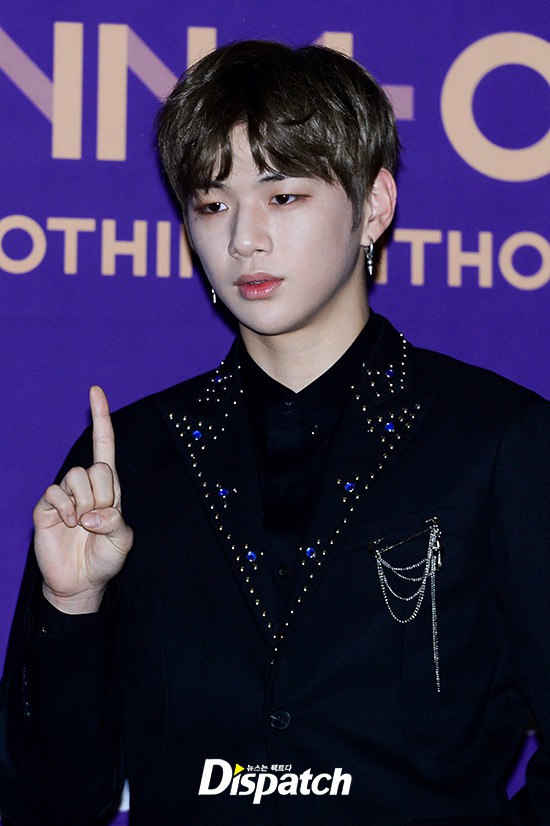 Trai đẹp Wanna One đồng loạt khoe mặt trắng loang lổ, nhưng kéo đến ảnh của Dispatch thì đúng là cạn lời - Ảnh 7.