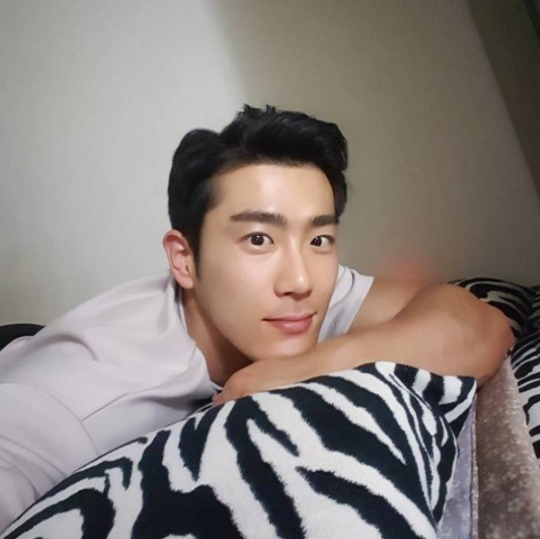 Cứ tưởng Idol n&agrave;o, h&oacute;a ra đ&acirc;y lại l&agrave; thầy gi&aacute;o điển trai nhất H&agrave;n Quốc - Ảnh 9.