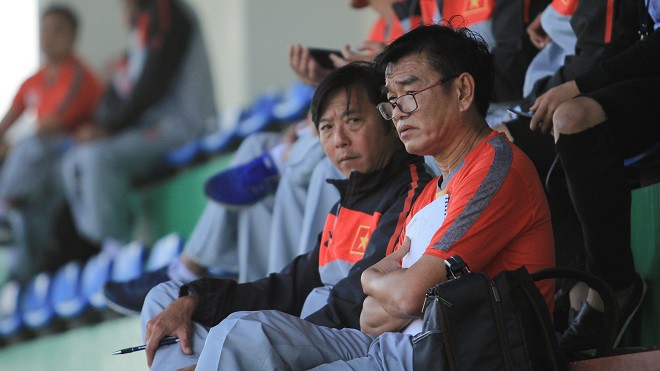 Cựu HLV U23 Việt Nam tới xem HLV Park Hang Seo huấn luyện - Ảnh 1.
