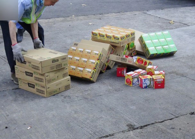 Người dân Hong Kong nô nức rủ nhau ra bãi rác hôi 700 thùng khoai tây chiên quá hạn sử dụng - Ảnh 4.