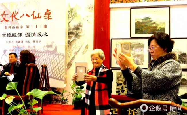 Cụ b&agrave; 81 tuổi s&agrave;nh điệu d&ugrave; kh&ocirc;ng d&ugrave;ng h&agrave;ng hiệu, mỗi lần livestream c&oacute; tới 240.000 người chăm ch&uacute; d&otilde;i theo - Ảnh 10.