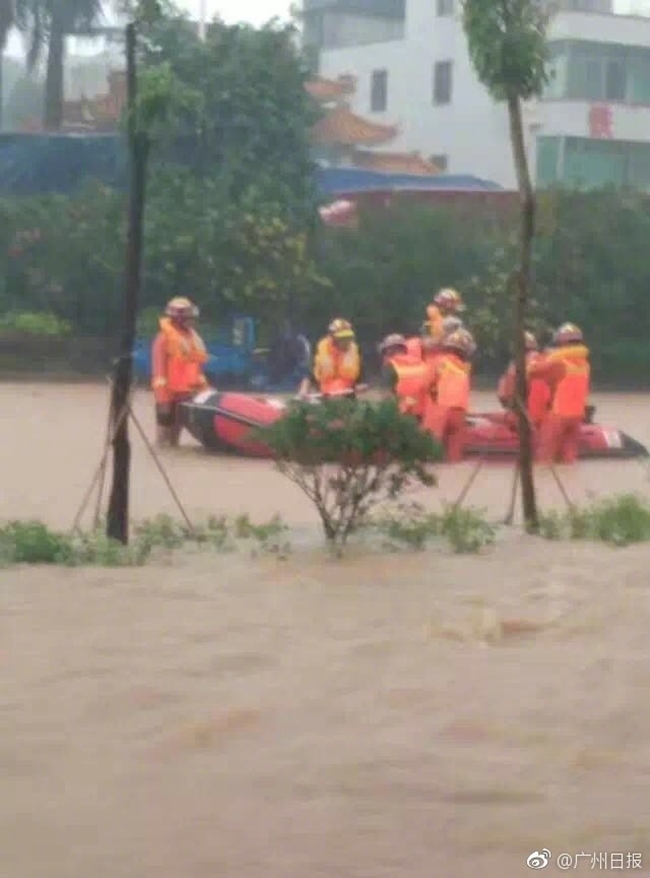 Trung Quốc: Người dân Quảng Châu khốn đốn vì trận mưa lụt đầu hè - Ảnh 8.