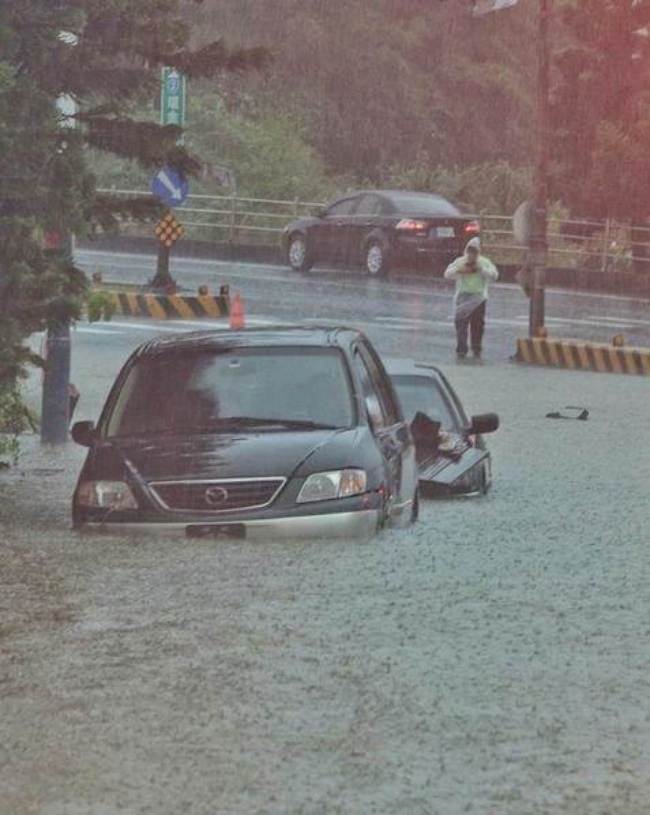 Người dân Đài Loan chật vật đối mặt với ngập úng khắp nơi bởi trận mưa lớn kỷ lục trong 17 năm qua - Ảnh 3.