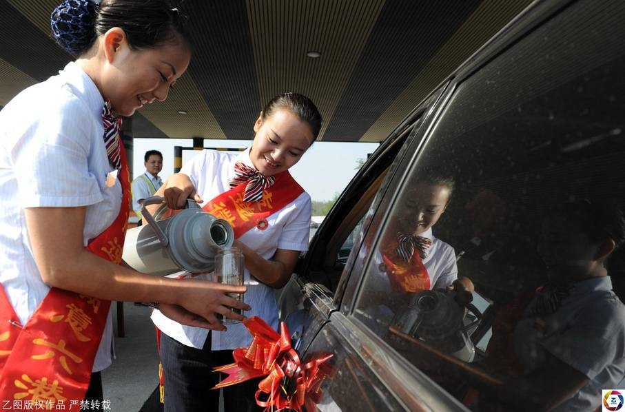 Trung Quốc: Nữ nhân viên soát vé cười đến 8.000 lần/ngày vẫn tươi như hoa, tài xế mong muốn nộp thêm phí - Ảnh 4. Trung Quốc: Nữ nhân viên soát vé cười đến 8.000 lần/ngày vẫn tươi như hoa, tài xế mong muốn nộp thêm phí - Ảnh 4.