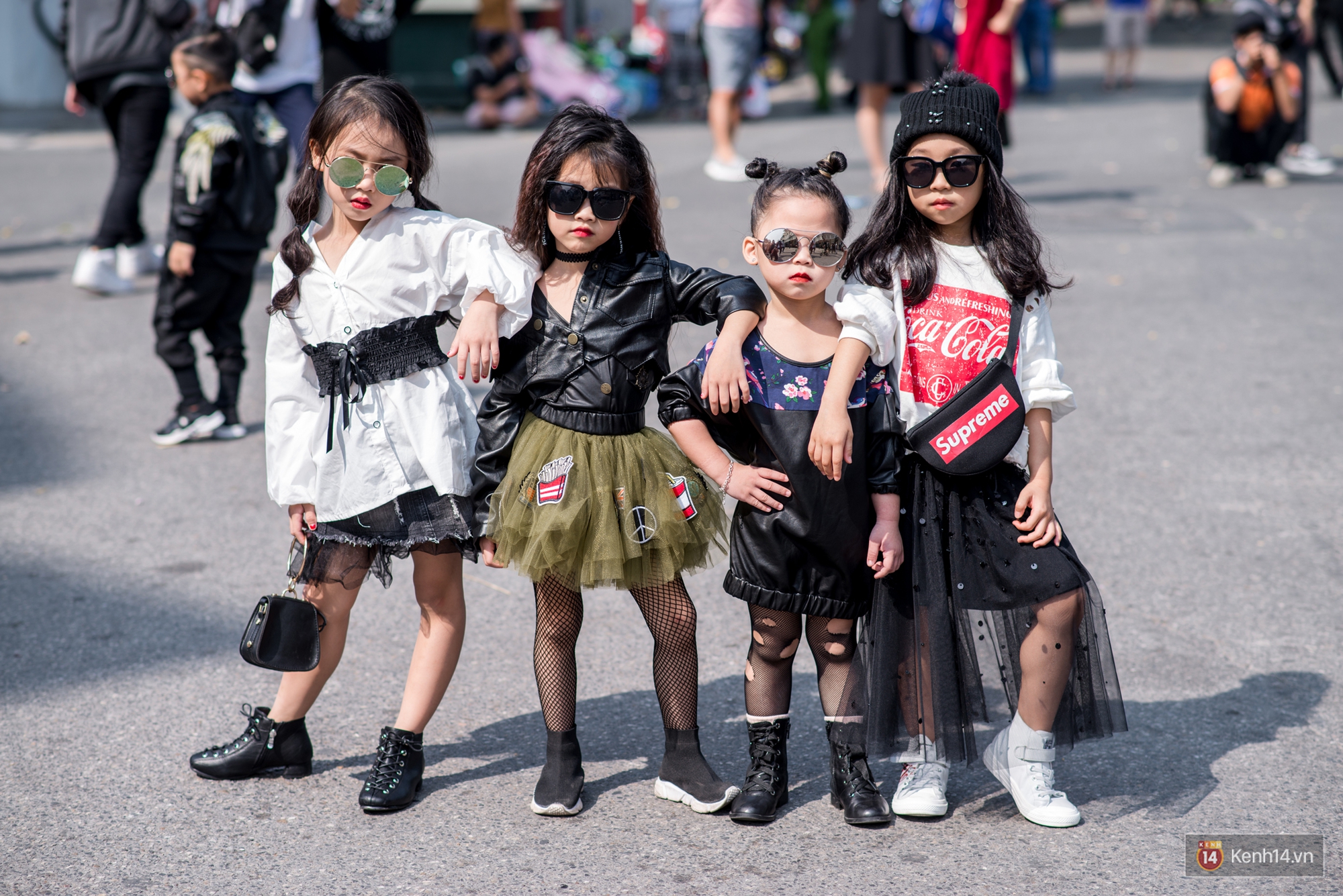 Street style ngày đầu VIFW: Giới trẻ Hà Nội ăn vận lồng lộn hơn hẳn năm trước, các nhóc tì mặc chất gây bão phố đi bộ - Ảnh 22. Street style ngày đầu VIFW: Giới trẻ Hà Nội ăn vận lồng lộn hơn hẳn năm trước, các nhóc tì mặc chất gây bão phố đi bộ - Ảnh 22.