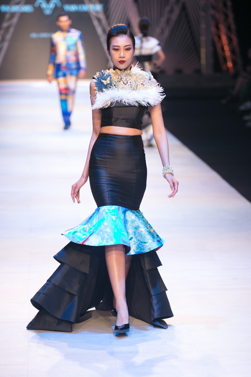 VIFW ngày 1: Kim Dung mở màn xuất sắc, vedette Thanh Hằng xuất hiện siêu chất trong show của Công Trí - Ảnh 20. VIFW ngày 1: Kim Dung mở màn xuất sắc, vedette Thanh Hằng xuất hiện siêu chất trong show của Công Trí - Ảnh 20.