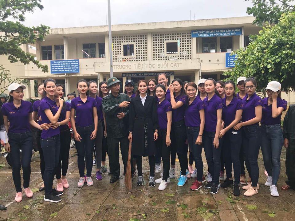 Phạm Hương về miền Trung giữa lúc bão lũ, quét sân phát quà giúp đỡ đồng bào - Ảnh 6. Phạm Hương về miền Trung giữa lúc bão lũ, quét sân phát quà giúp đỡ đồng bào - Ảnh 6.