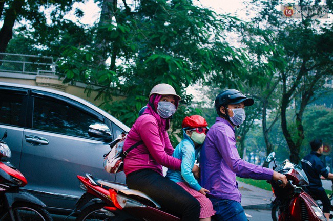 Người d&acirc;n mặc &aacute;o ấm, cho&agrave;ng khăn k&iacute;n m&iacute;t trong buổi s&aacute;ng đầy sương lạnh ở S&agrave;i G&ograve;n - Ảnh 4.