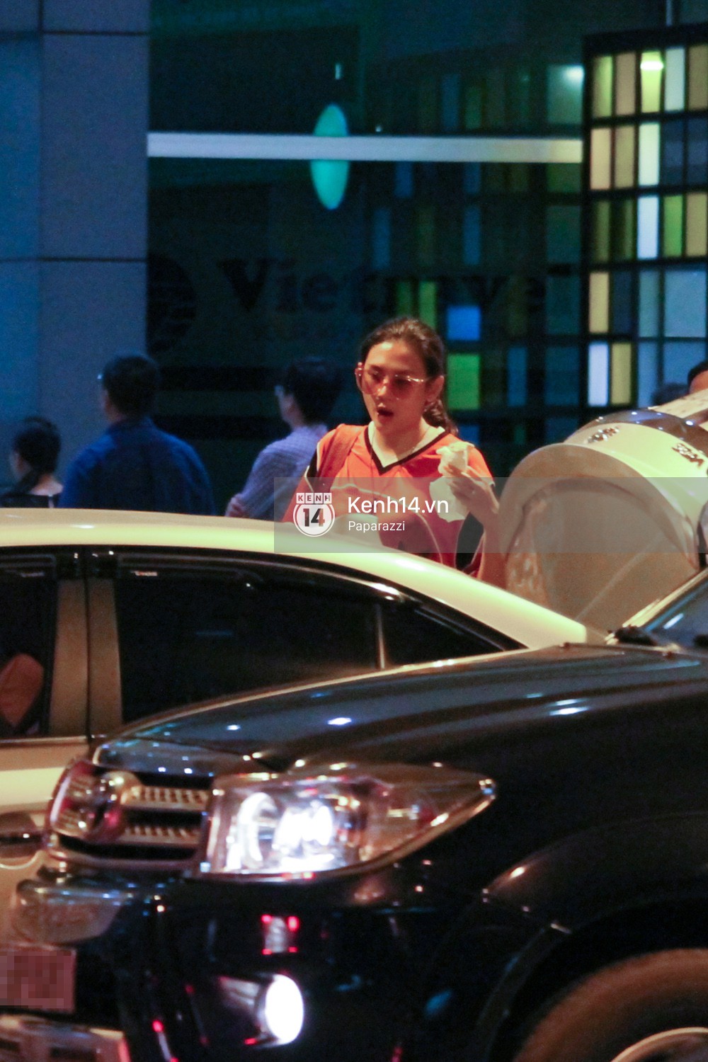 Đáp chuyến bay muộn về Việt Nam, Hoàng Yến trốn một góc vô tư ngồi ăn kem - Ảnh 9.