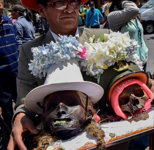 Lễ hội đáng sợ tại Bolivia: Đưa đầu lâu người thân dạo chơi khắp nơi cùng kính râm, mũ rộng vành như người còn sống - Ảnh 6.