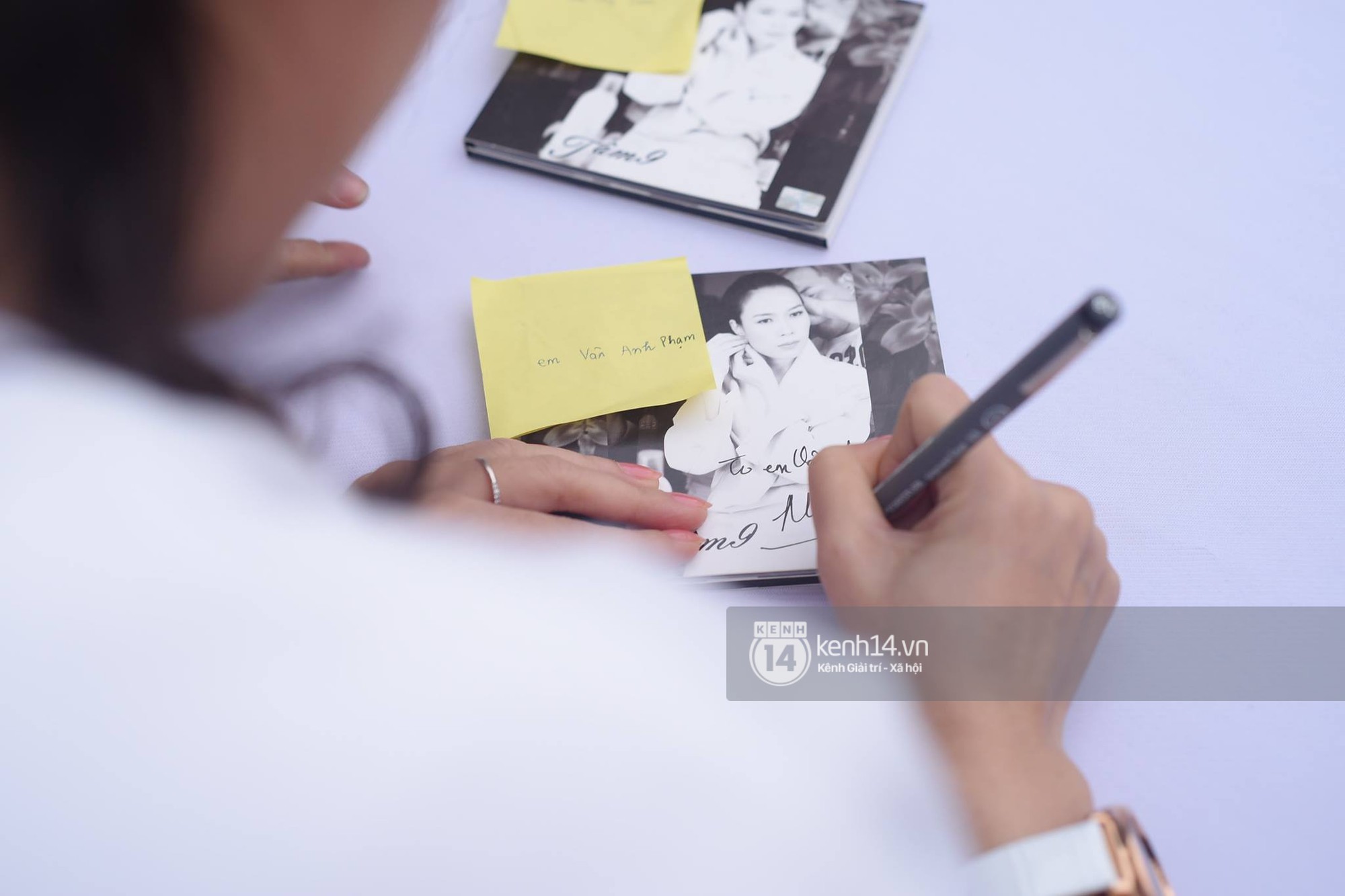 Người hâm mộ không ngừng hò reo phấn khích, phố đi bộ Hồ Gươm thất thủ khi Mỹ Tâm xuất hiện - Ảnh 10. Người hâm mộ không ngừng hò reo phấn khích, phố đi bộ Hồ Gươm thất thủ khi Mỹ Tâm xuất hiện - Ảnh 10.