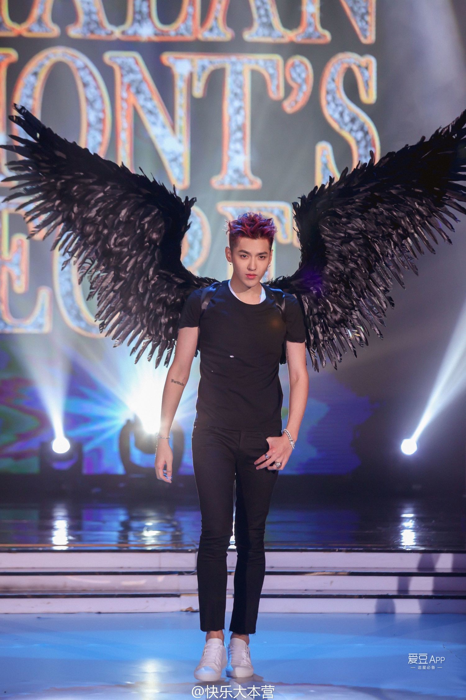 Hóa ra Dương Mịch, Angela Baby... đều đã từng đeo cánh ăn theo các thiên thần Victorias Secret và trổ tài catwalk - Ảnh 4. Hóa ra Dương Mịch, Angela Baby... đều đã từng đeo cánh ăn theo các thiên thần Victorias Secret và trổ tài catwalk - Ảnh 4.