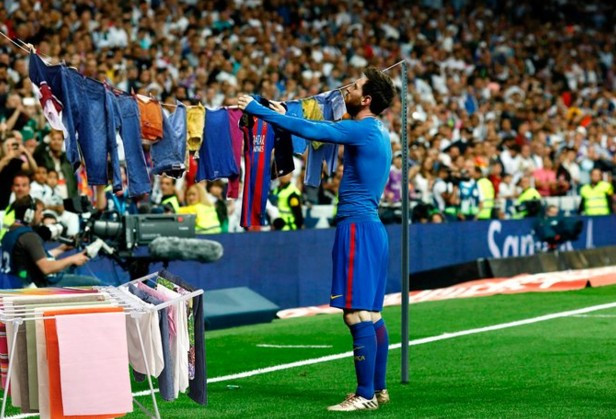 Messi nhổ ra chiếc răng bị g&atilde;y sau t&igrave;nh huống bị Marcelo th&uacute;c c&ugrave;i chỏ - Ảnh 3.