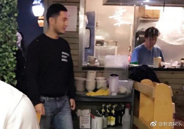 Vợ chồng Angela Baby - Huỳnh Hiểu Minh mặc đồ đ&ocirc;i, trốn con đi hẹn h&ograve; - Ảnh 1.