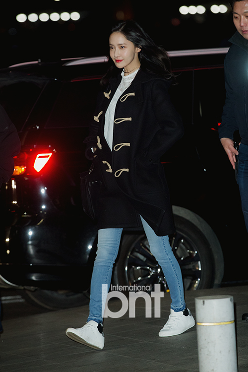 HOT: Yoona (SNSD) giản dị vẫn đẹp hút hồn tại sân bay Hàn, chuẩn bị đổ bộ Việt Nam - Ảnh 1.