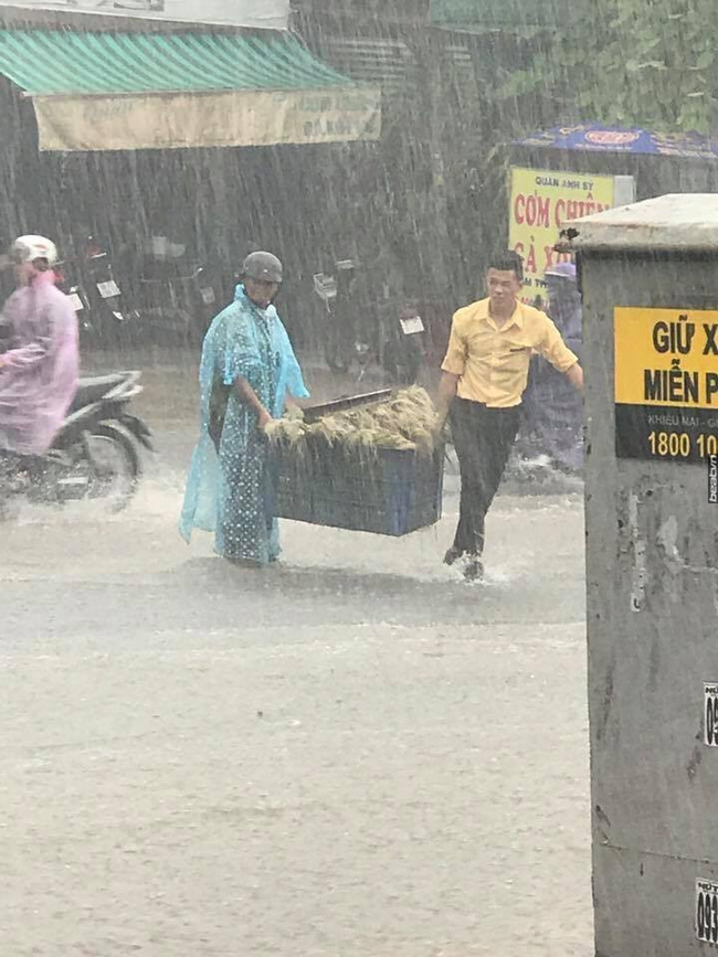 Hình ảnh đẹp: Chàng trai lao ra ngoài mưa để phụ người đàn ông nhặt lại rau bị rớt trên đường ngập - Ảnh 2.