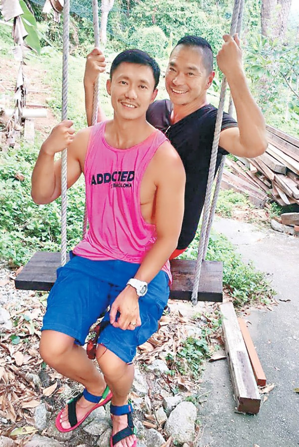 Chuyện tình đẹp: MC đồng tính Hồng Kông từ bỏ gia sản triệu đô để kết hôn với bác sĩ chữa bệnh ung thư cho mình - Ảnh 1.