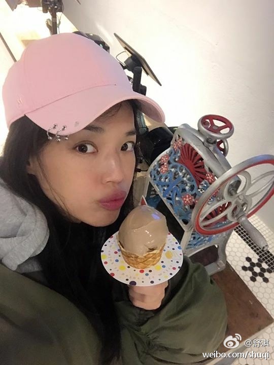 Thư Kỳ - Ph&ugrave;ng Đức Lu&acirc;n lần đầu nắm tay nhau xuất hiện sau đ&aacute;m cưới - Ảnh 5.