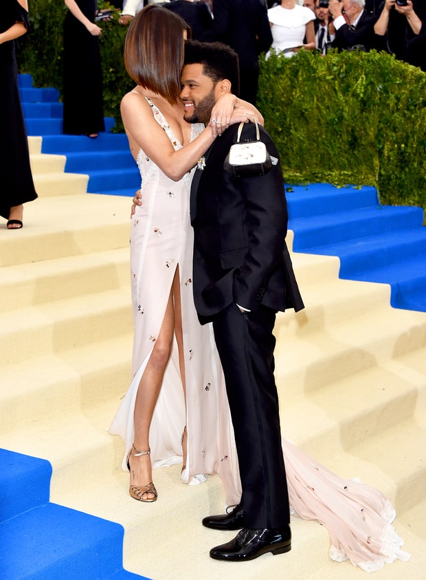 Selena tình tứ bên The Weeknd cực dễ thương tại Met Gala sau khi suýt chạm mặt mẹ Bella Hadid - Ảnh 10.