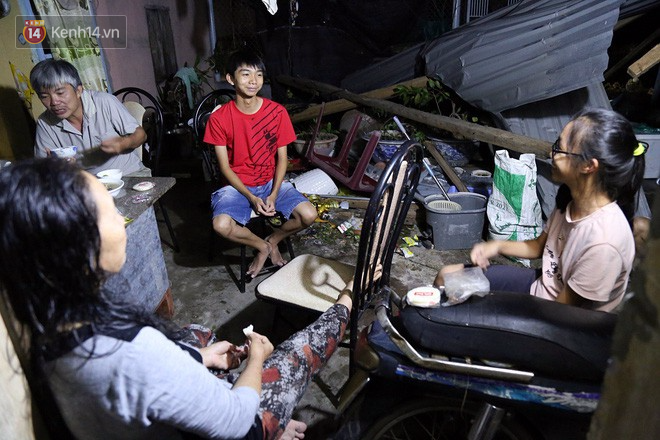 Hai ngày sau khi cơn bão số 12 đi qua, người dân Khánh Hòa vẫn chật vật sống trong bóng đêm vì mất điện - Ảnh 8.