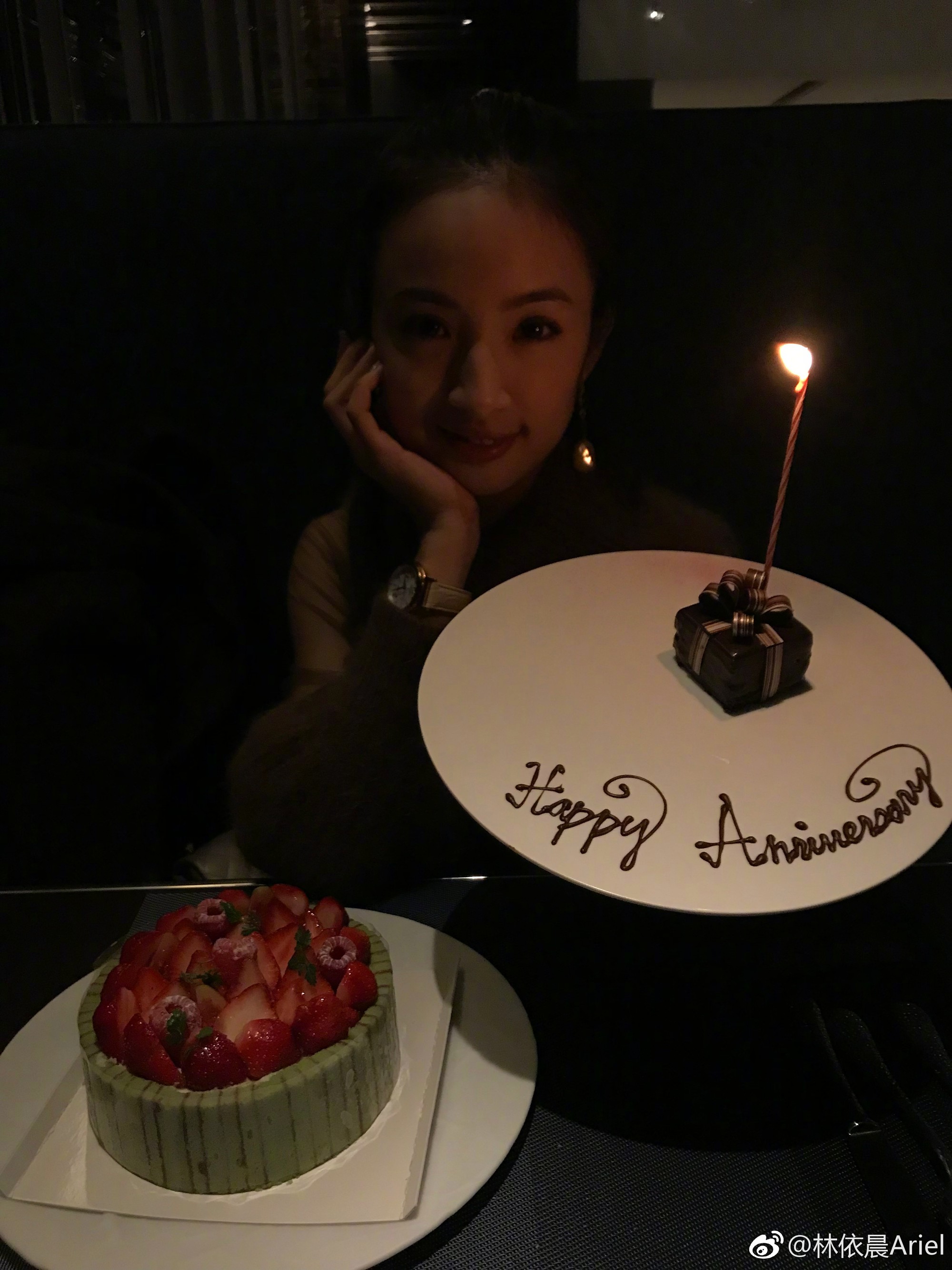 Đêm Noel của sao Trung: Đường Yên đỏ rực, Lưu Diệc Phi chạy sô mải miết - Ảnh 8. Đêm Noel của sao Trung: Đường Yên đỏ rực, Lưu Diệc Phi chạy sô mải miết - Ảnh 8.