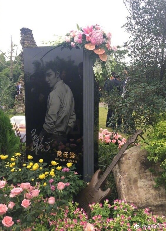 Trần Kiều Ân hốc hác và đau buồn trong lễ tưởng niệm 1 năm ngày mất của Kiều Nhậm Lương - Ảnh 5.
