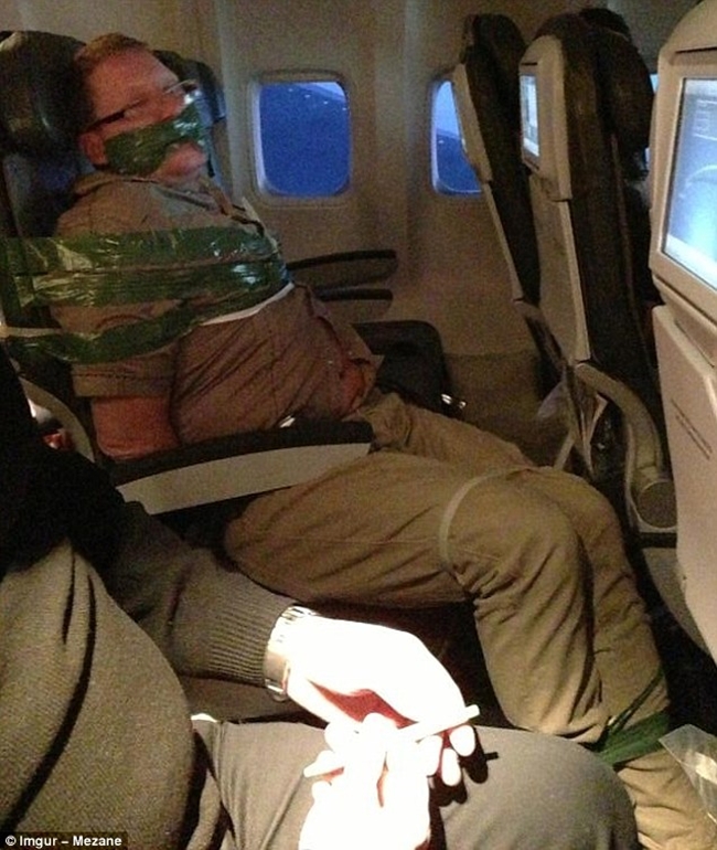 Chùm ảnh: Những hành khách khó đỡ của các hãng hàng không thế giới - Ảnh 31.