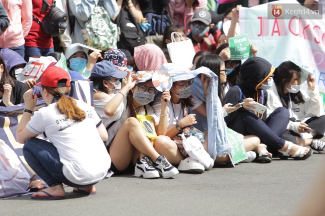 GOT7 nhiệt t&igrave;nh ch&agrave;o, Bambam ngoảnh lại h&ocirc;n gi&oacute; gửi fan Việt tại s&acirc;n bay T&acirc;n Sơn Nhất - Ảnh 16.