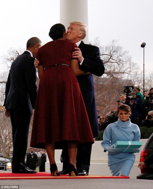 Ngôn ngữ cơ thể nói gì về vợ chồng ông Barack Obama, Donald Trump và bà Hillary Clinton trong lễ nhậm chức Tổng thống Mỹ? - Ảnh 14.