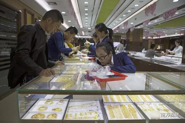 Ngôi làng nhiều vàng bạc châu báu nhất Trung Quốc: Xách túi nilon đựng vàng ròng đi ngoài đường cũng chẳng lo bị cướp - Ảnh 2.