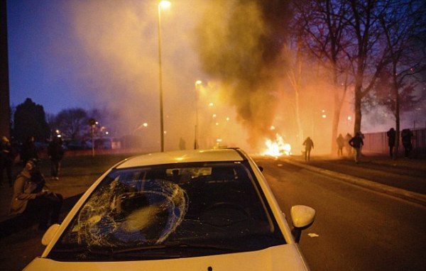 Bạo loạn ở Pháp vì cảnh sát bị tố bạo dâm nam thanh niên - Ảnh 7.