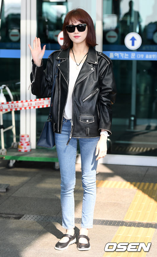 Yoona v&agrave; Lee Sung Kyung đọ sắc: Mỗi người một vẻ g&acirc;y n&aacute;o loạn s&acirc;n bay - Ảnh 7.