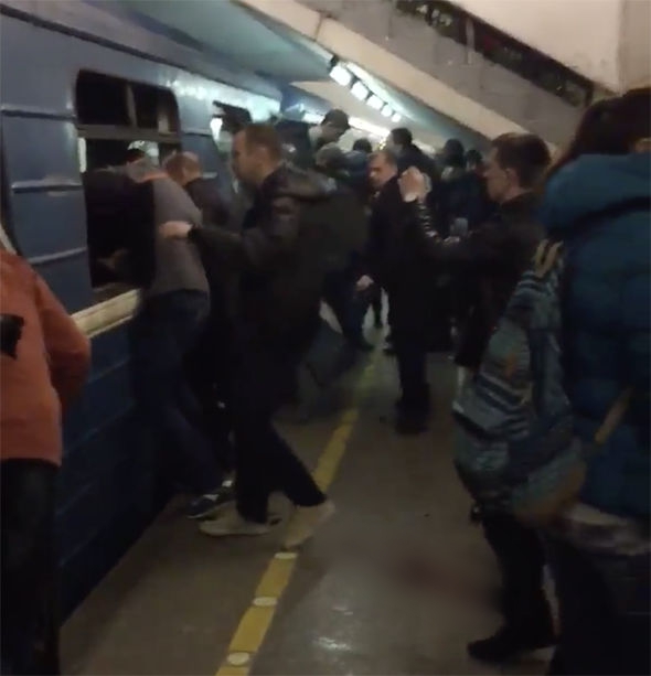 Người dân St Petersburg hỗn loạn sau vụ nổ tại ga tàu điện ngầm - Ảnh 9.