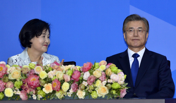 Tân Tổng thống Hàn Quốc từng là chàng trai rụt rè, để vợ phải tức giận cầu hôn mình trước mặt bao người - Ảnh 7.