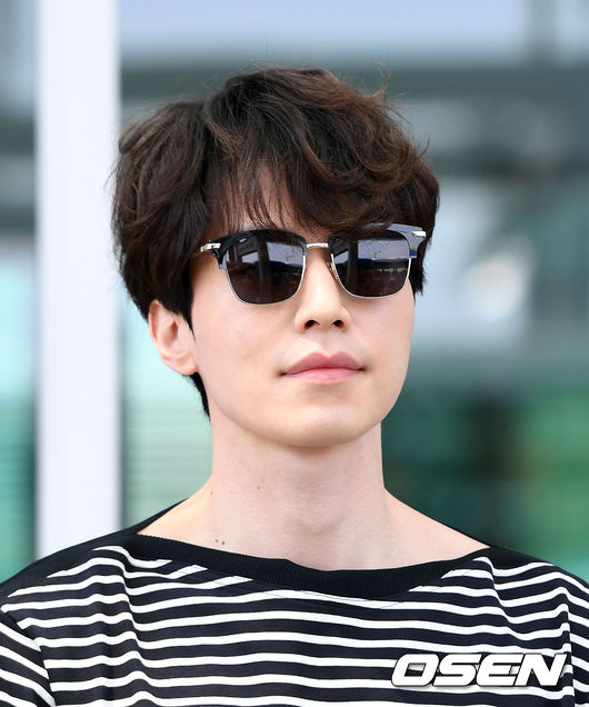 Có ai như Lee Dong Wook và Yoo In Na: Tình cờ gặp gỡ và biến sân bay thành sàn catwalk - Ảnh 13.